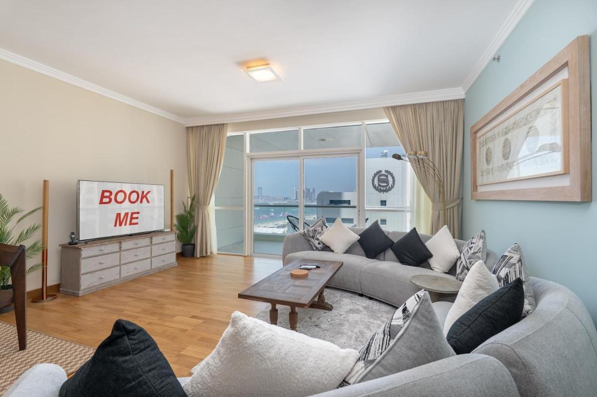 Modern 4-bedroom With Vintage-style In Jumeirah Apartment