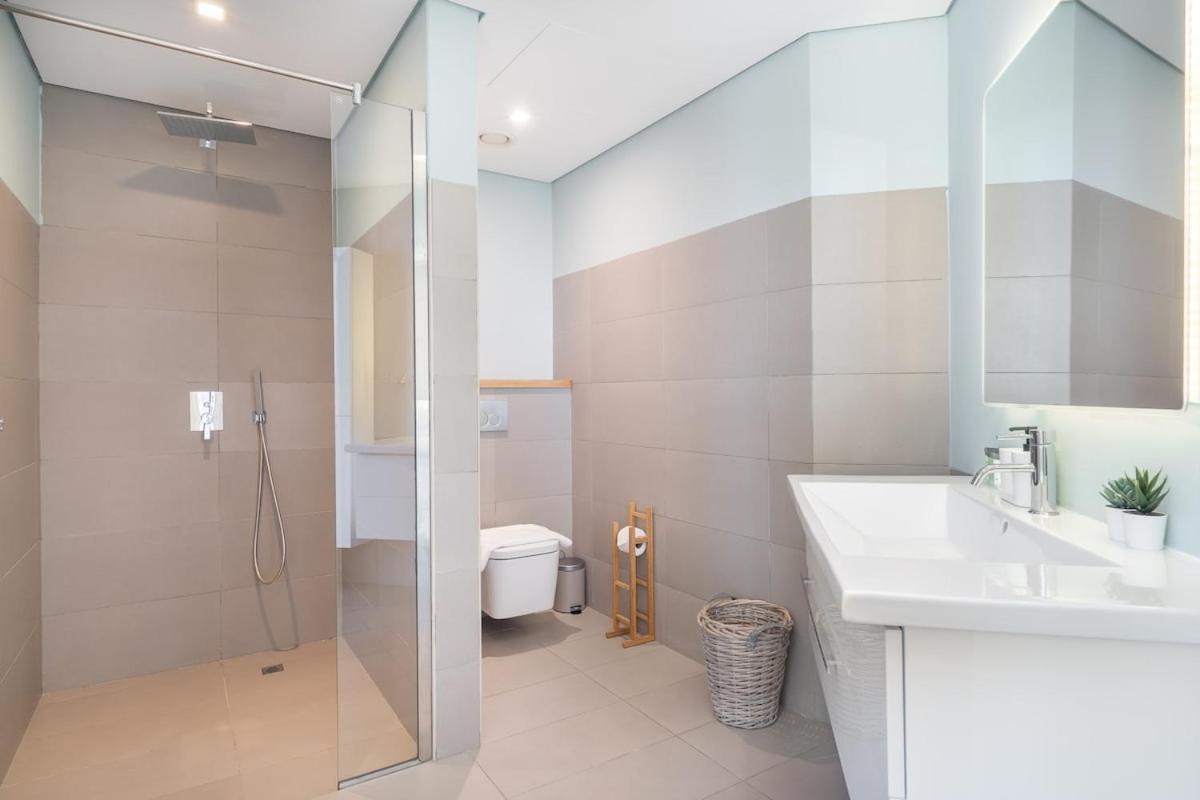Modern 4-bedroom With Vintage-style In Jumeirah