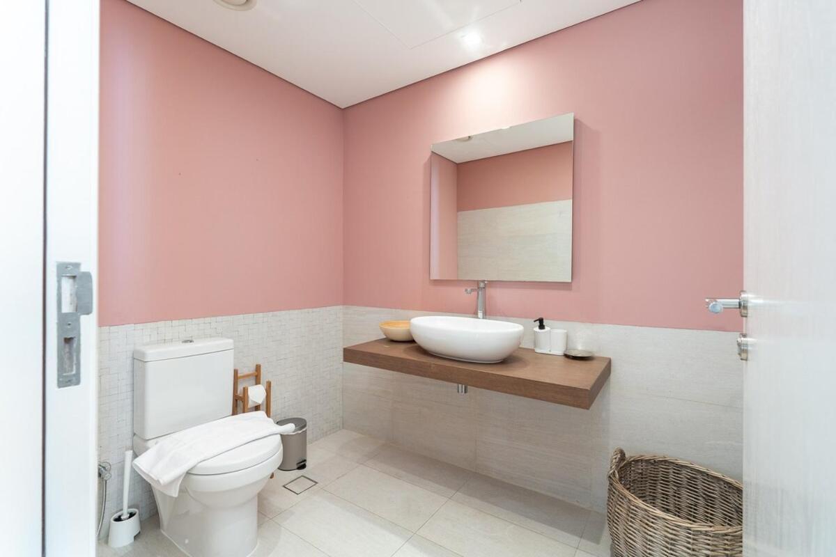 Modern 4-bedroom With Vintage-style In Jumeirah Dubai