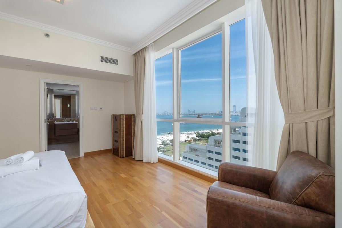 Modern 4-bedroom With Vintage-style In Jumeirah Apartment