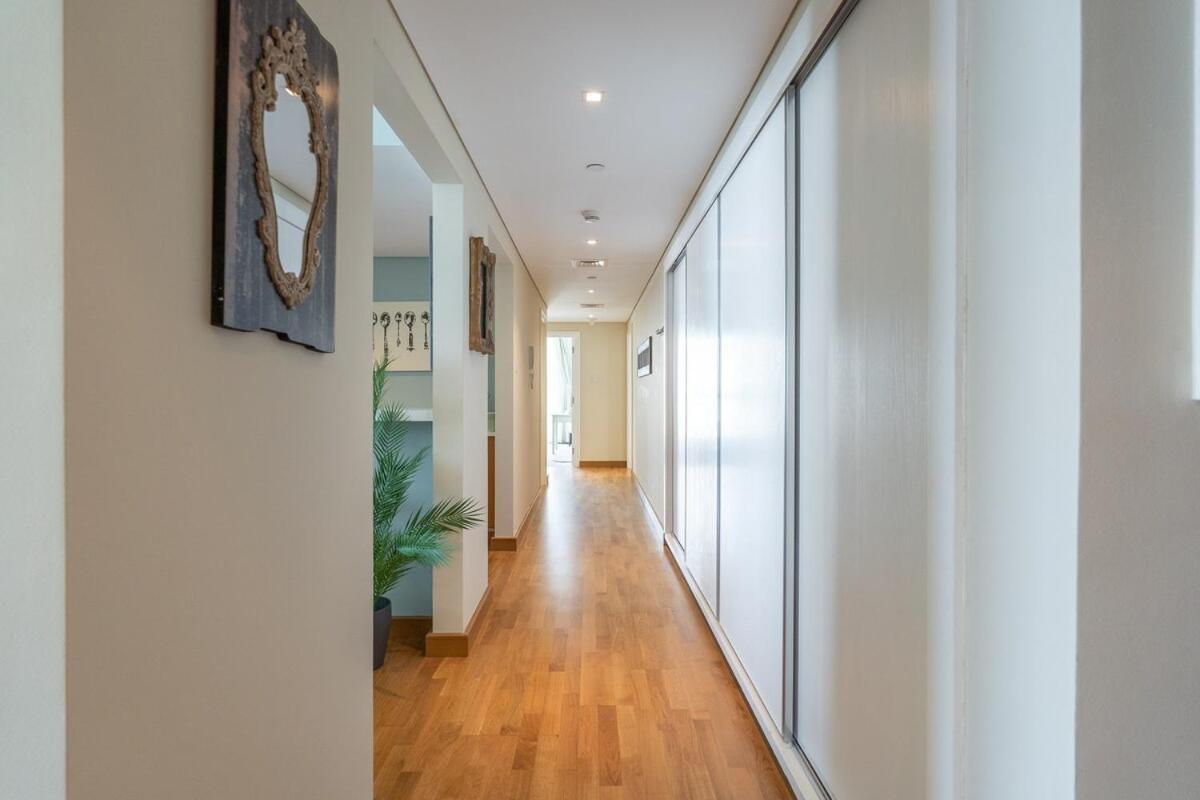 Modern 4-bedroom With Vintage-style In Jumeirah Dubai