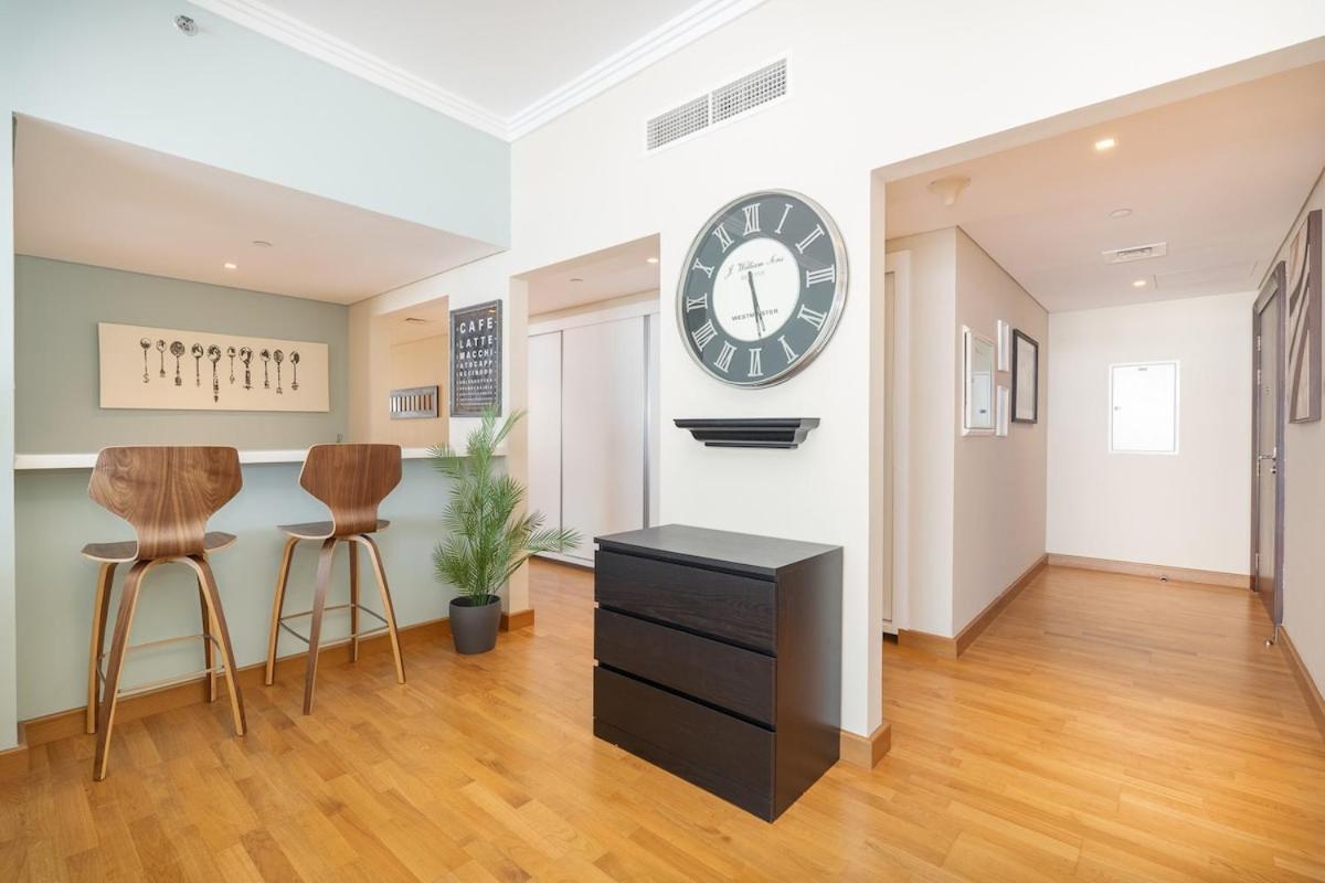 Modern 4-bedroom With Vintage-style In Jumeirah Apartment *