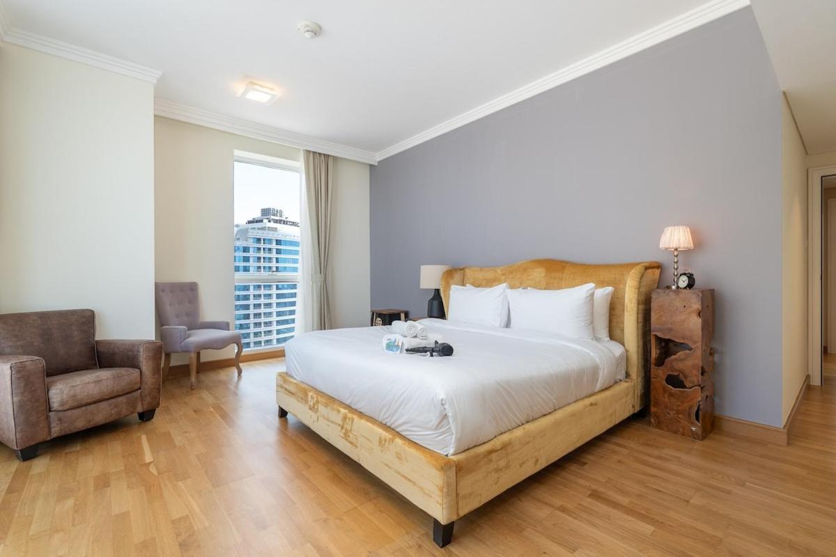 Modern 4-bedroom With Vintage-style In Jumeirah Dubai
