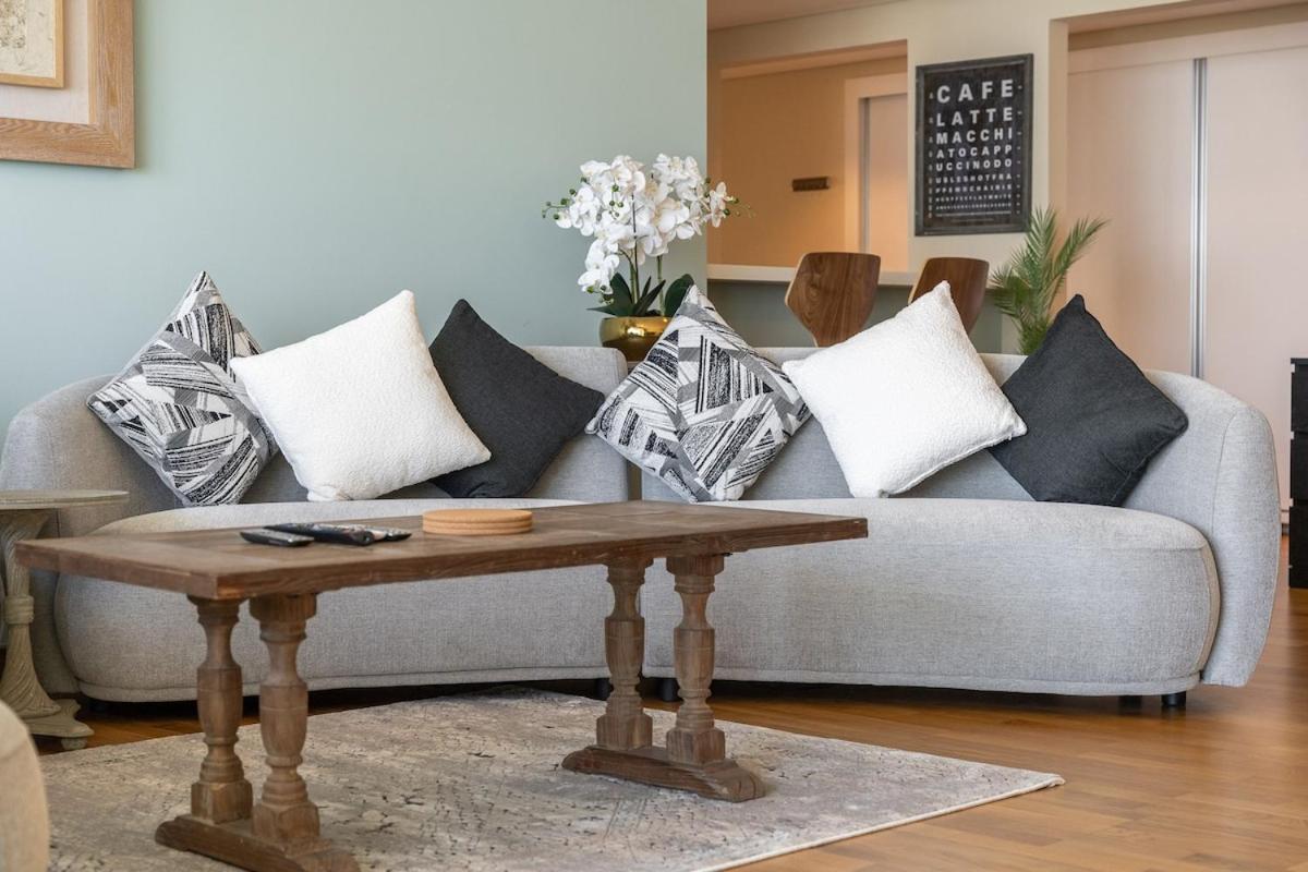 Modern 4-bedroom With Vintage-style In Jumeirah